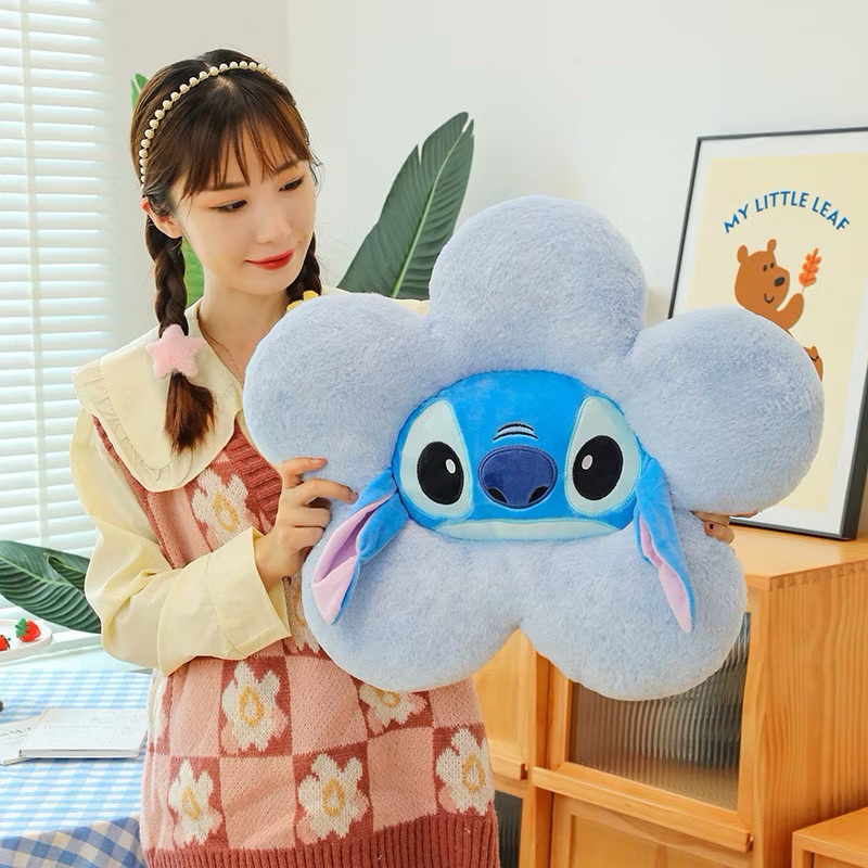 ✨พร้อมส่ง✨ เบาะ Disney Strawberry Winnie the Pooh three-eyed Stitch ตุ๊กตาของเล่นตุ๊กตาหมอนเบาะนั่งตุ๊กตา