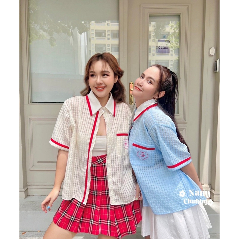 (NT) Hayday Shirt ⛳️ เสื้อเชิ้ตแต่งแถบแดงปักกระเป๋าสุดน่ารัก สาวอวบไซส์ใหญ่ (อกหน้าผ้า50) ราคา ถูกที่สุด ดีลบีเคเค แกลเลอรีภาพที่ 4