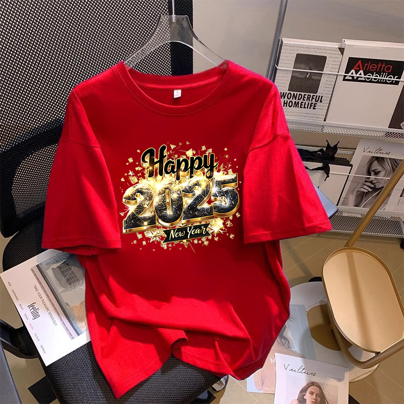 แขนสั้น เสื้อปีใหม่ happy new year 2025 คอกลมพิมพ์ลายปีใหม่ หลวมๆ เก๋ๆ ต้อนรับปีใหม่ ใส่ได้ทั้งชายและหญิง ขาว/ดำ/แดง