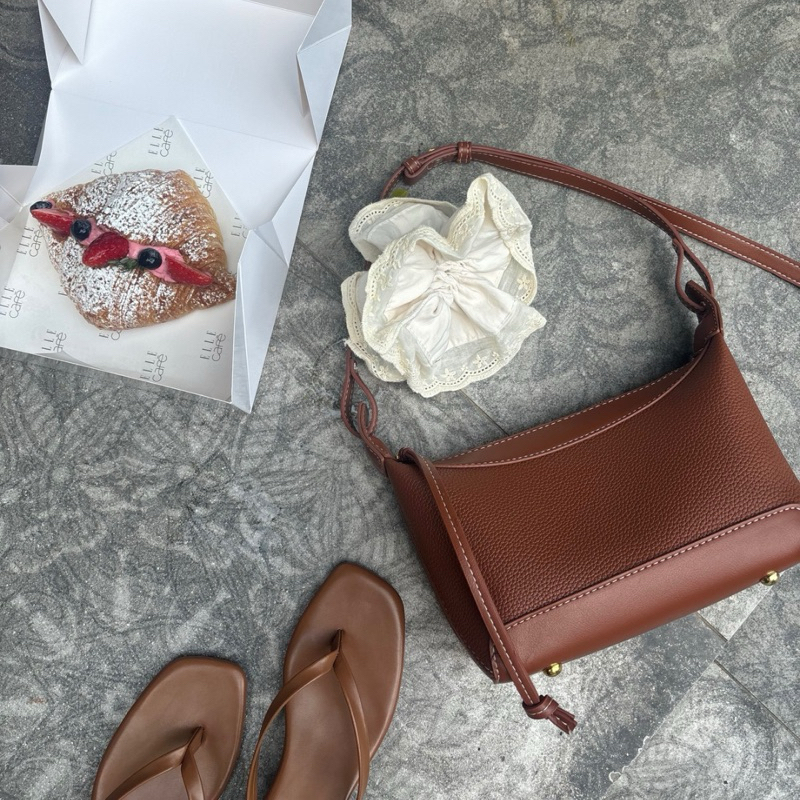 สินค้าพร้อทจัดส่ง LUCA CARAMEL กระเป๋าหนังสะพายไหล่ครอสบอดี้ แถมโบว์ผูกกระเป๋า