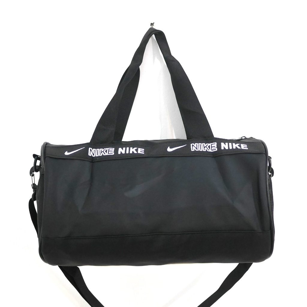 Nike กระเป๋าฟิตเนส/เดินทางแบบหิ้ว ขนาด 38 ซม. ผ้ามันกันน้ำ สกรีนโลโก้ดำ สายสะพายไหล่ถอดได้