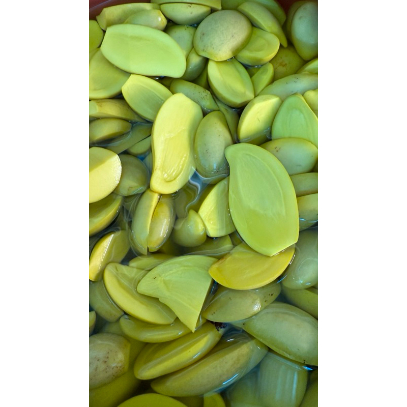 มะม่วงเบาดอง แบบซีก  ถุง 500 กรัม พร้อมพริกเกลือ