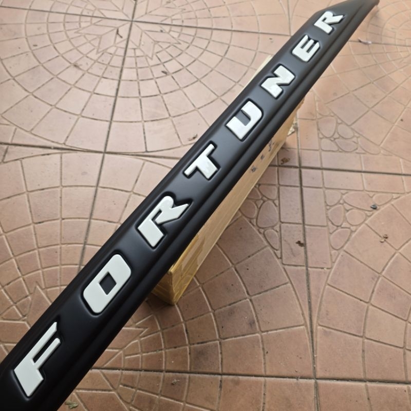 คิ้วท้าย toyota fortuner สีดำด้าน โลโก้มี 4 สี ใส่ปี 2015 - 2026 - รูปที่ 6