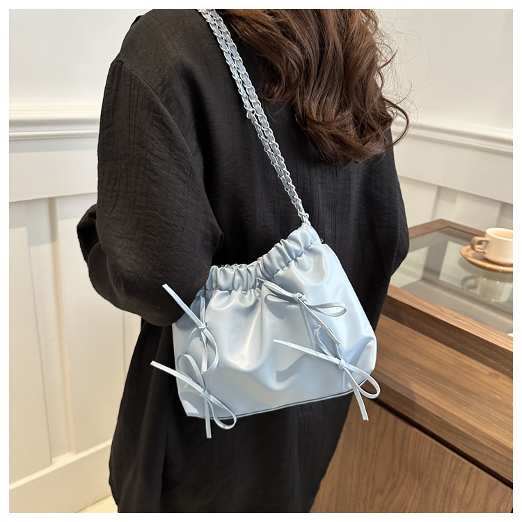 sneaker.world พร้อมส่ง กระเป๋า สะพายไหล่ สายโซ่ ติดโบว์ น่ารักมาก มี 5 สี