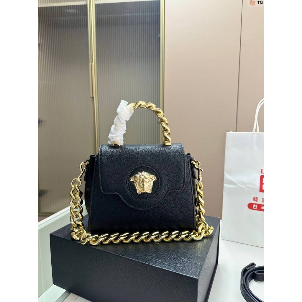 รอสินค้า12-14วัน กระเป๋าสะพายข้าง หนังสีดำ ผู้หญิง ขนาด  21.10.18 cm.Versace bag