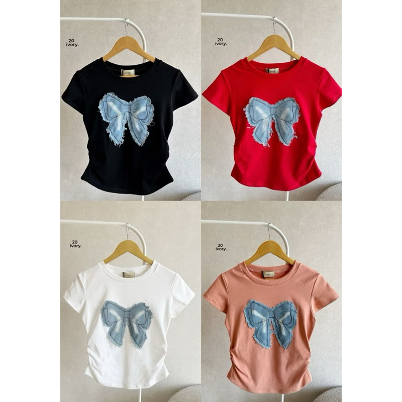 เสื้อคอกลมแขนสั้น ประดับโบว์ยีนส์ แต่งจีบข้าง เข้ารูปใส่แล้วดูผอมแมทช์ลุคง่าย