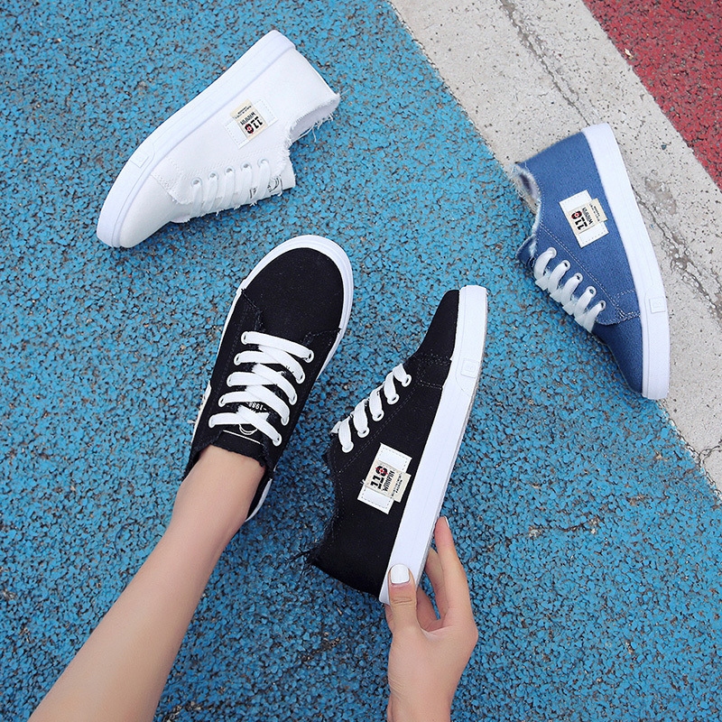 Lateye สินค้าขายดี รองเท้าผ้าใบแฟชั่นใหม่ แต่งลายผ้ายีนส์สุดเก๋ สีสวยคุมดทน แต่งตัวง่าย สวมใส่ได้หลากหลายโอกาส