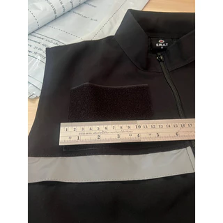เสื้อกั๊กสีดำ มีแถบตีนตุ๊กแกถูกระเบียบ งานตัดเย็บโรงงานไทยซับในเป็นผ้าตารางระบายอากาศดีมาก