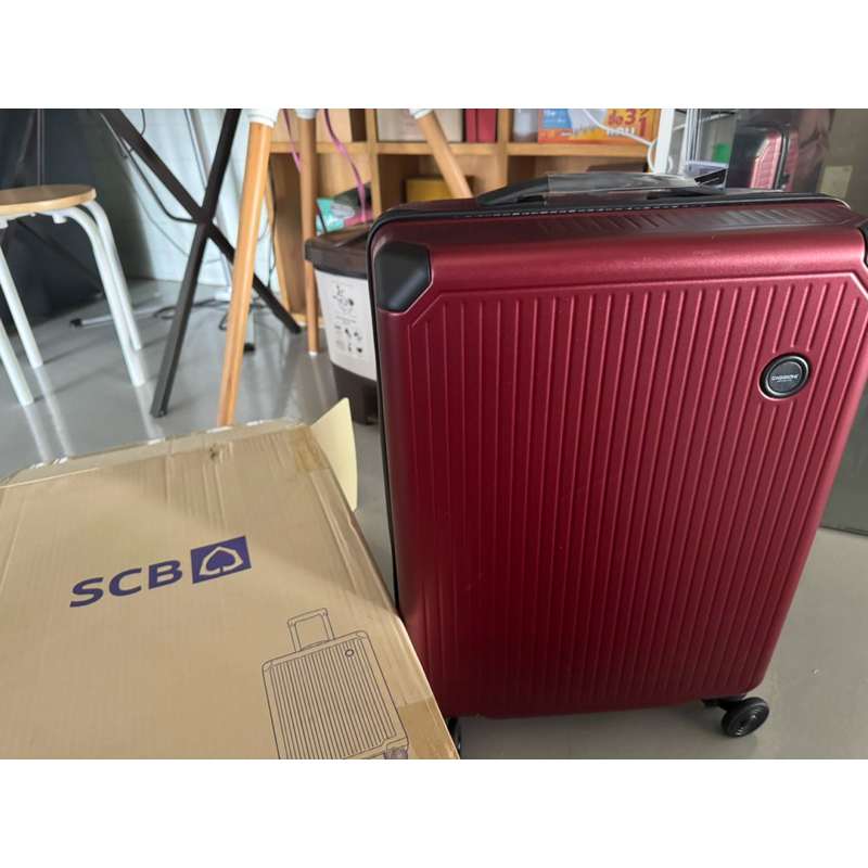 กระเป๋าเดินทาง 20 นิ้ว Caggioni ที่เป็นของขวัญจาก SCB ที่ให้บรรดาลูกค้า Private สีแดง