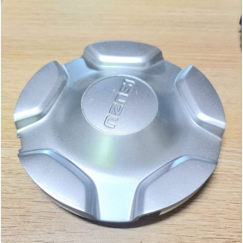 ฝาดุ้มล้อแท้ isuzu ฝาปิดกลางเบ้า ฝาล้อ ที่ปิดล้อ ฝาครอบดุมล้ออีซูซุ isuzuราคาถูกสินค้าผ่านใช้แล้วงาน(ราคา1ชิ้น)