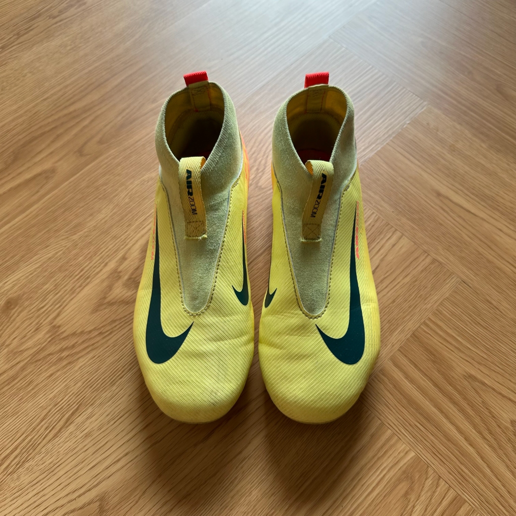 ขายรองเท้าสตั๊ดฟุตบอลเด็ก Nike Kylian Mbappé ของแท้ซื้อจาก Ari มือสอง ใส่เล่นรายการเดียว