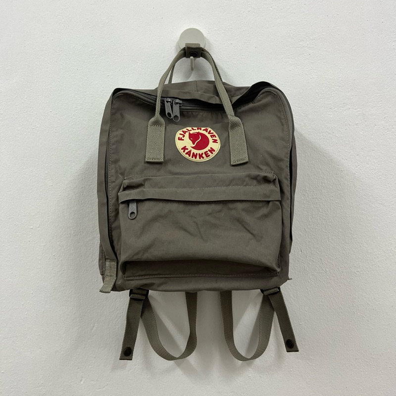 กระเป๋า FjallRaven Kanken มือสอง สีเทา สภาพดี