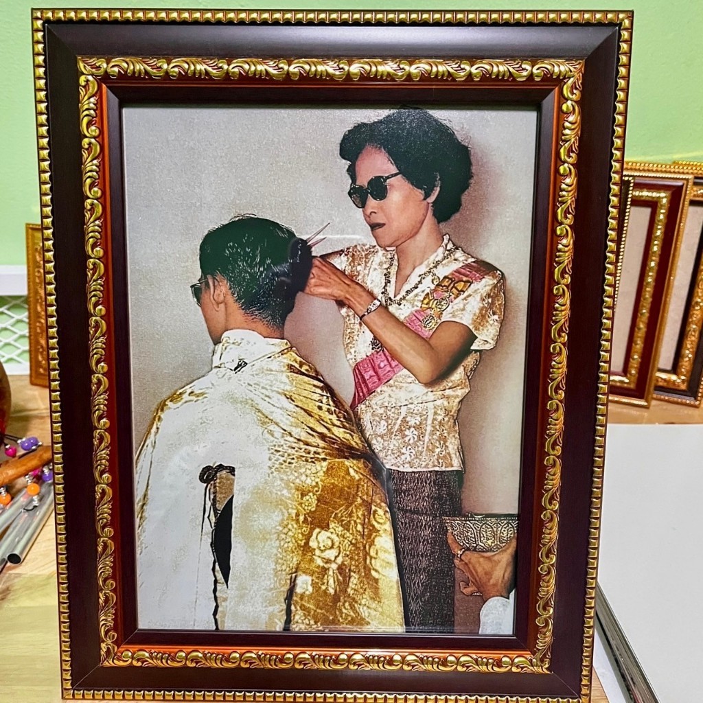กรอบรูปภาพ สมเด็จย่า ขนาด 26x32 ซม. (วัดรวมกรอบ)มีขาตั้งโต๊ะและหูห้อยแขวนผนัง เป็นของขวัญ ที่ระลึก