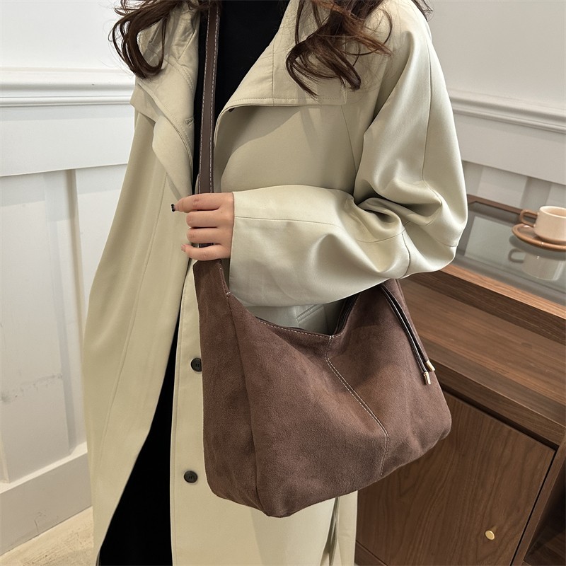 GUCSELECTED(B2298) กระเป๋าสะพายข้างผ้าหนังกลับ ใส่ไอแพดได้(ขนาด16นิ้ว)