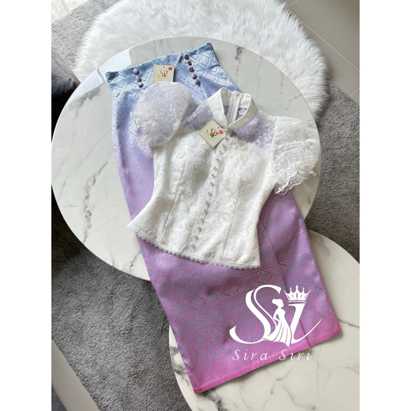 ✅พร้อมส่ง✅ ลูกไม้แขนตุ๊กตาปักดอกลอย ยกนูน สวยมาก💕 ผ้าถุงสำเร็จรูป อัดกาว ซิปหลัง แต่งขอบเอวสูงขึ้น ชุดไทยน่ารัก ชุดแฟนาค