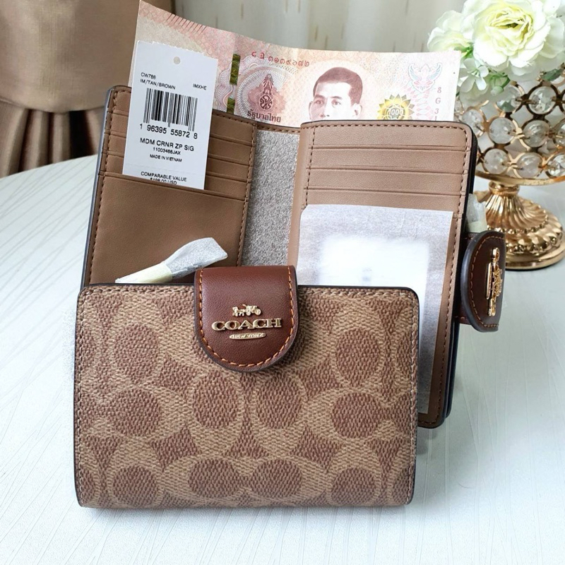 ✴️แท้ 💯% MEDIUM CORNER ZIP WALLET IN SIGNATURE CANVAS CW786