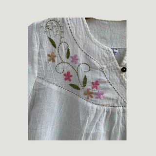 เสื้อผ้าฝ้ายสาลูสีขาวมะลิ คอจังโก้แขนสั้นงานปักถักมือ ลายดอกไม้ สวมใส่เย็นสบาย ไม่กลัวร้อน ตลอด Summer มีขนาด 38-48 นิ้ว