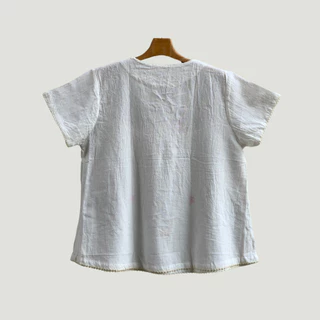 เสื้อผ้าฝ้ายสาลูสีขาวมะลิ คอจังโก้แขนสั้นงานปักถักมือ ลายดอกไม้ สวมใส่เย็นสบาย ไม่กลัวร้อน ตลอด Summer มีขนาด 38-48 นิ้ว