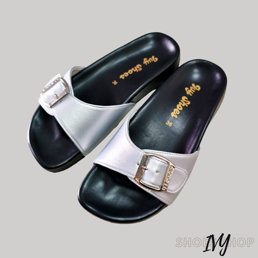 รองเท้าแตะ IVY SHOES  แบบสวมเข็มขัด ( สายสีเงินเมทิคลิค-พื้นดำ )หนังนิ่ม พื้นนุ่ม  รองเท้าผู้หญิง size 36-41