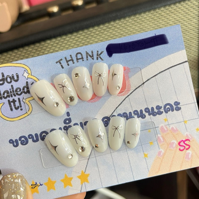 เล็บปลอมเจลแท้ สีขาวนม ตกแต่งแกรมๆ✨โบว์เงินเมทัลลิคคละลายนะคะ💖🫶🏻