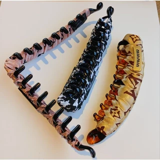 [B052] Banana clip korean กิ๊บหนีบรวบผมทรงกล้วยสำหรับรวบผมหนา กิ๊บผ้าซาตินลายแบรนด์มี 16 ลาย ติดผมทรงหางม้าแน่นอยู่ทรง