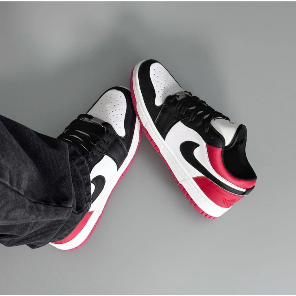 แนะนำ 100% NIKE Air Jordan 1 Low Top Black Toe รองเท้ากีฬาสำหรับบุรุษและสตรี Nike Jordan Sports Shoes แท้