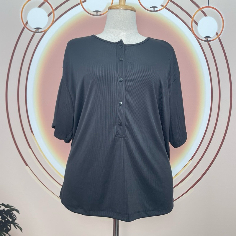 Goodly เสื้อแขนสั้นคอกลม ผ้าร่องไซส์ใหญ่ กระดุมจริง 56“/62”