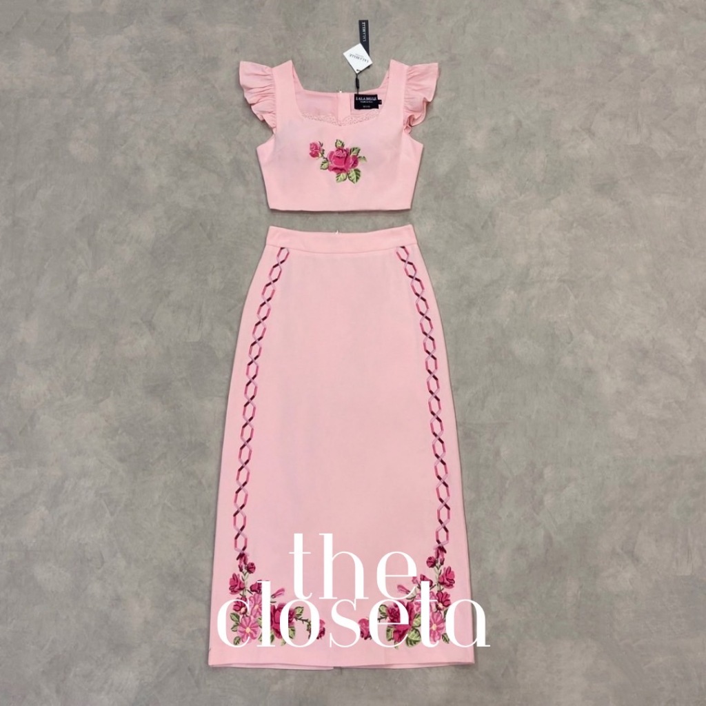 THE CLOSETA : LB444  ชุดเซ็ทเสื้อครอปแขนระบาย พร้อมกระโปรงงานปักดอกไม้-กระโปรงยาว