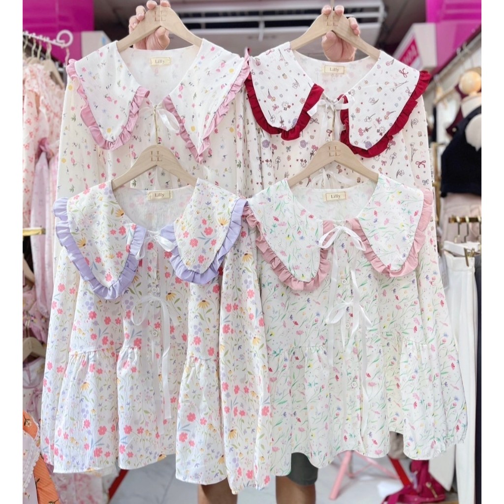 ป้าย Lilly เสื้อผ้าครัชพิมพ์ลายปกแหลมแต่งระบายผูกโบว์ริบบิ้น อก 42 นิ้ว ยาว 24 นิ้ว