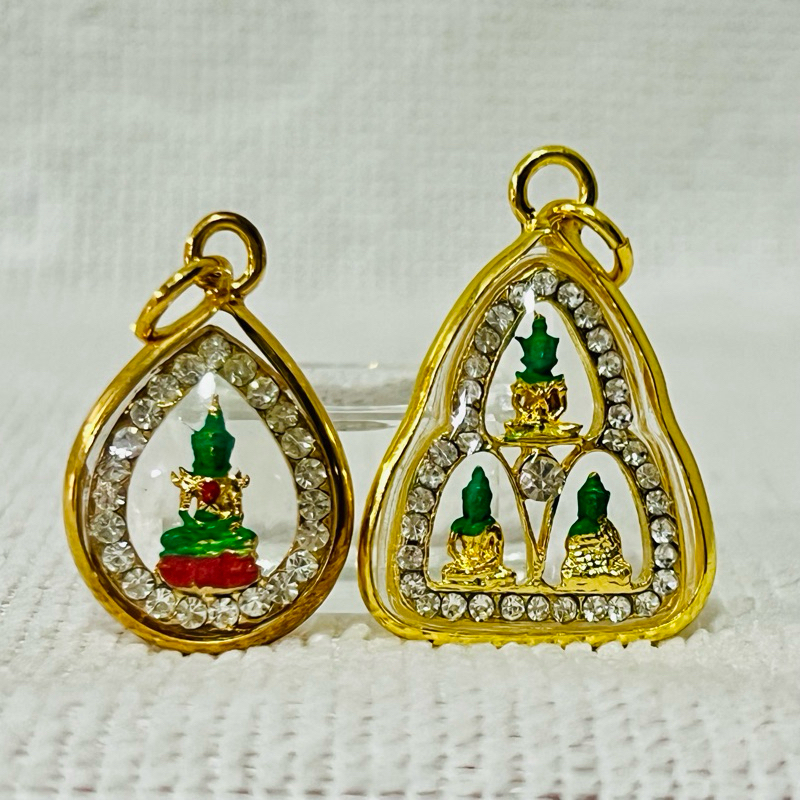 พระแก้วมรกต 3 ฤดู ขนาด 2x3 เซนติเมตร เลี่ยมสีทองตกแต่งเพชร งานสวยงาม