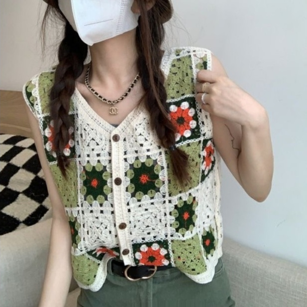เสื้อถักแขนกุดลายดอกไม้สุดเก๋ แบบใหม่แบบสับไม่ซ้ำใคร จะใส่ตัวเดียวหรือเอาไปใส่กับสั้นหรือแขนยาวก็สวย พร้อมส่ง