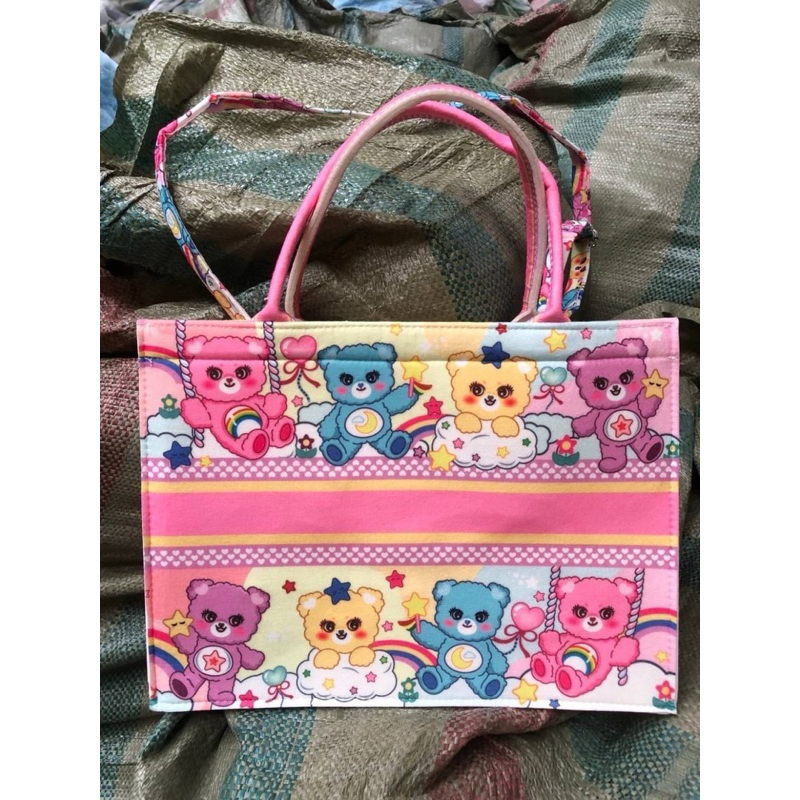 ❤️ #สินค้าพร้อมส่ง   กระเป๋าCarebear Lady กระเป๋าแคร์แบร์ ทรงเหลี่ยม น่าร๊ากกสดใส ใบใหญ่ฝุด งานมีซิป มีสายสะพาย