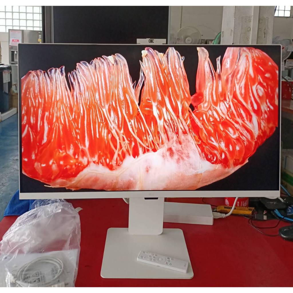 [ผ่อน0%] LG จอมอนิเตอร์ Monitor 32SR85U-W 32" 4K UHD (3840x2160) (ชลบุรี ส่งฟรี)