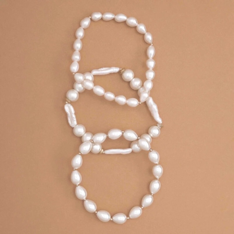 WHITE PEARL GOLD CHARM LAYER BRACELET