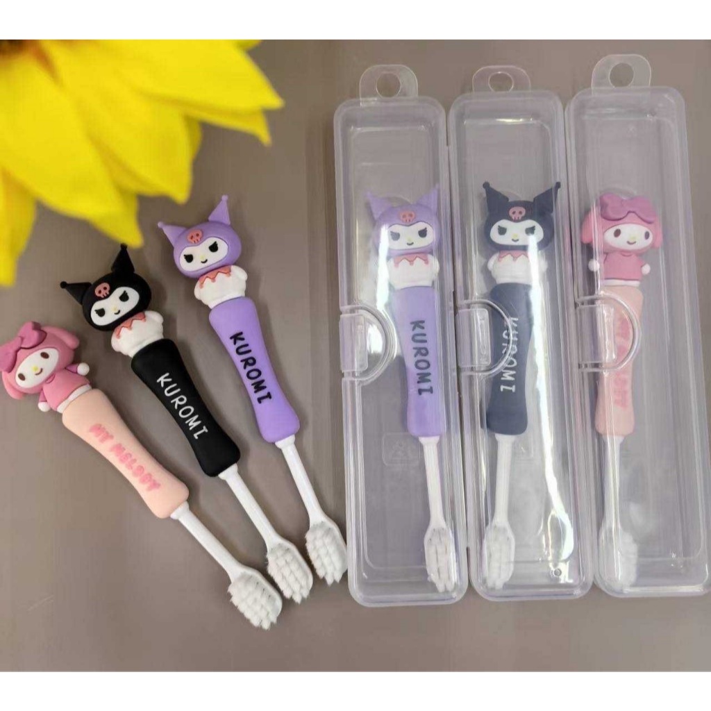 แปรงสีฟันเด็ก หัวตุ๊กตา SANRIO มีทั้งหมด 4 ลาย  ขนาด 5.1×16.5cm พร้อมกล่องเก็บแปรงสีฟัน