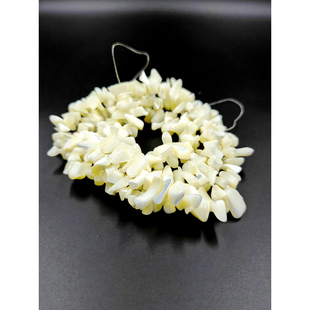ลูกปัดเปลือกหอยมุกแท้ลักษณะเป็นชิ้นเล็กๆ สีขาว  - Mother-of-Pearl White Chip ฺBead (LZ-0689)