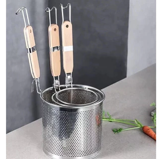 UTENSILS (พร้อมส่ง) กระชอนลวกเส้น เสริมโครง ขนาด 12/16/20 ซม. ตะกร้อลวกเส้น ที่ลวกเส้นก๋วยเตี๋ยว กระชอนด้ามไม้สั้น ตะแกร