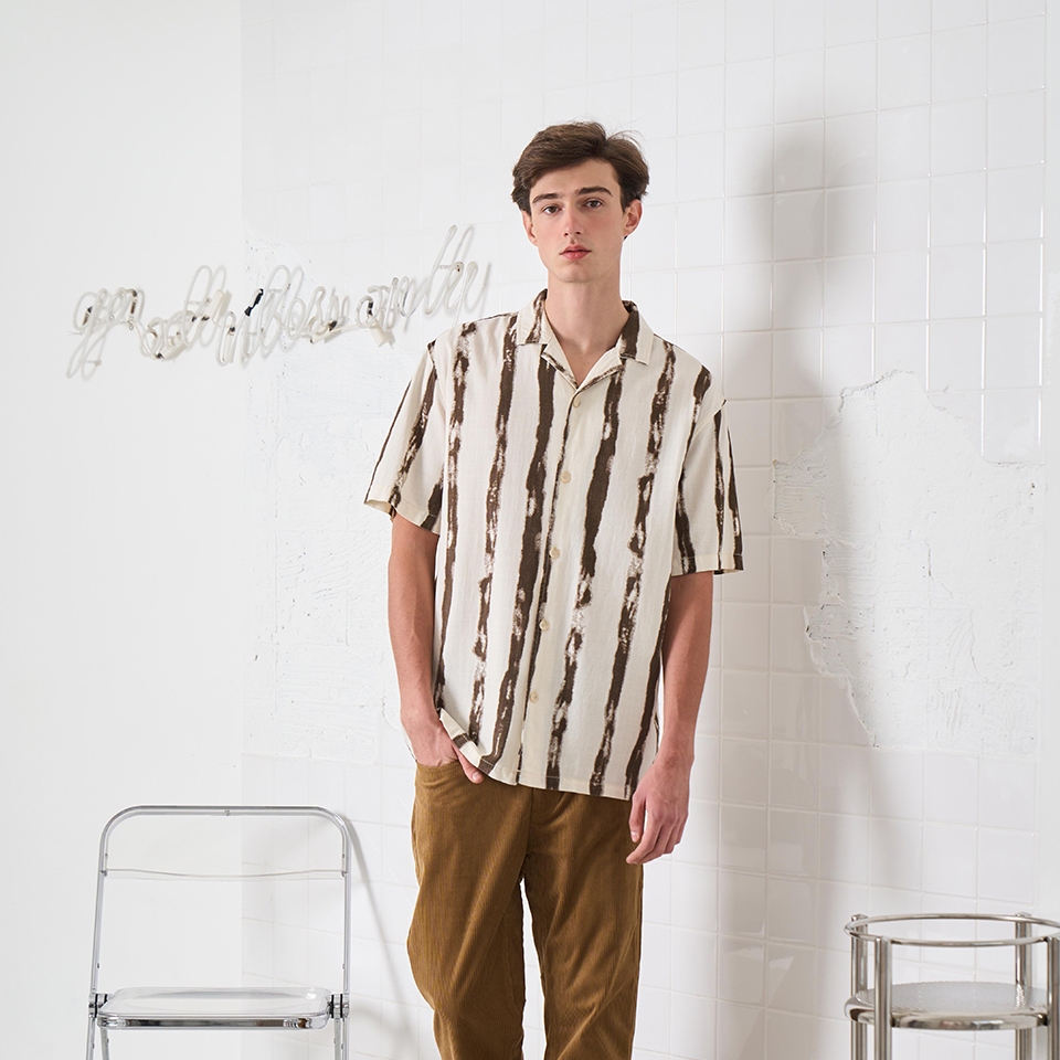 OASIS เสื้อฮาวาย เสื้อเชิ้ตผู้ชาย แขนสั้น ลายพิมพ์ รุ่น MWSOH-4749-L สีลาย พื้นสีเบจ, กากี, ขาว - รูปที่ 2