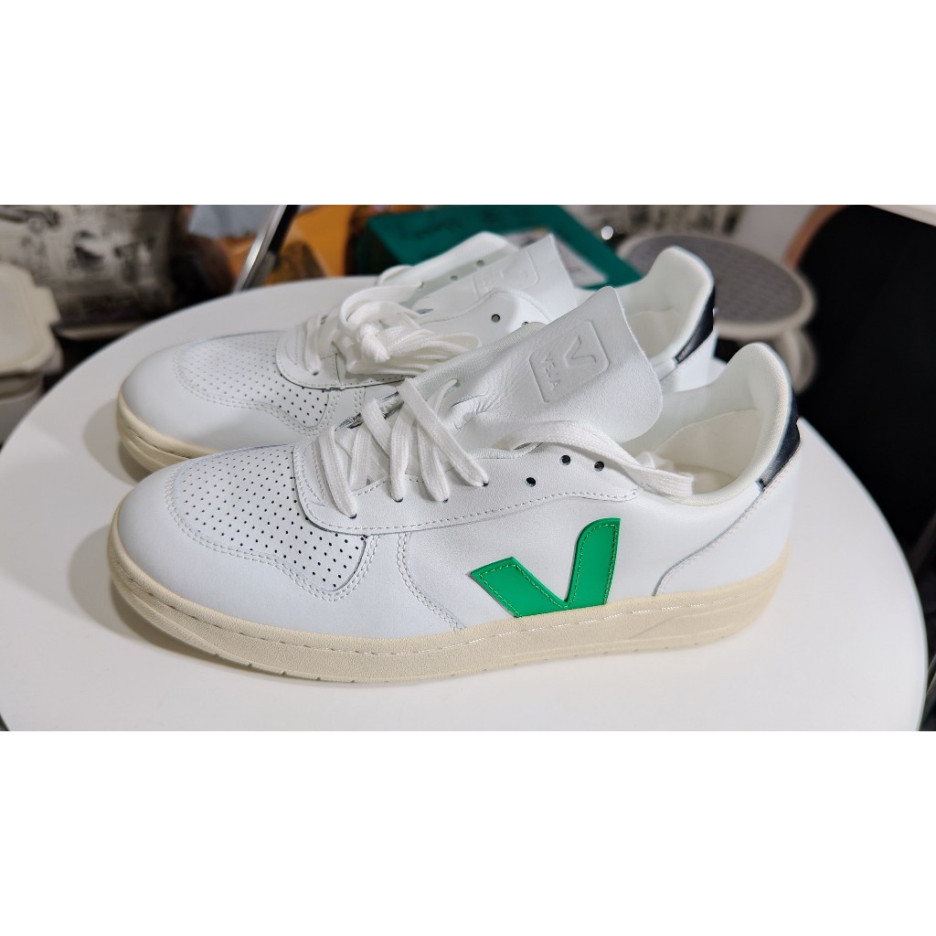 Veja:รองเท้าผ้าใบหนังแท้สีขาวโลโก้สีเขียว/White leather sneakers with green logo