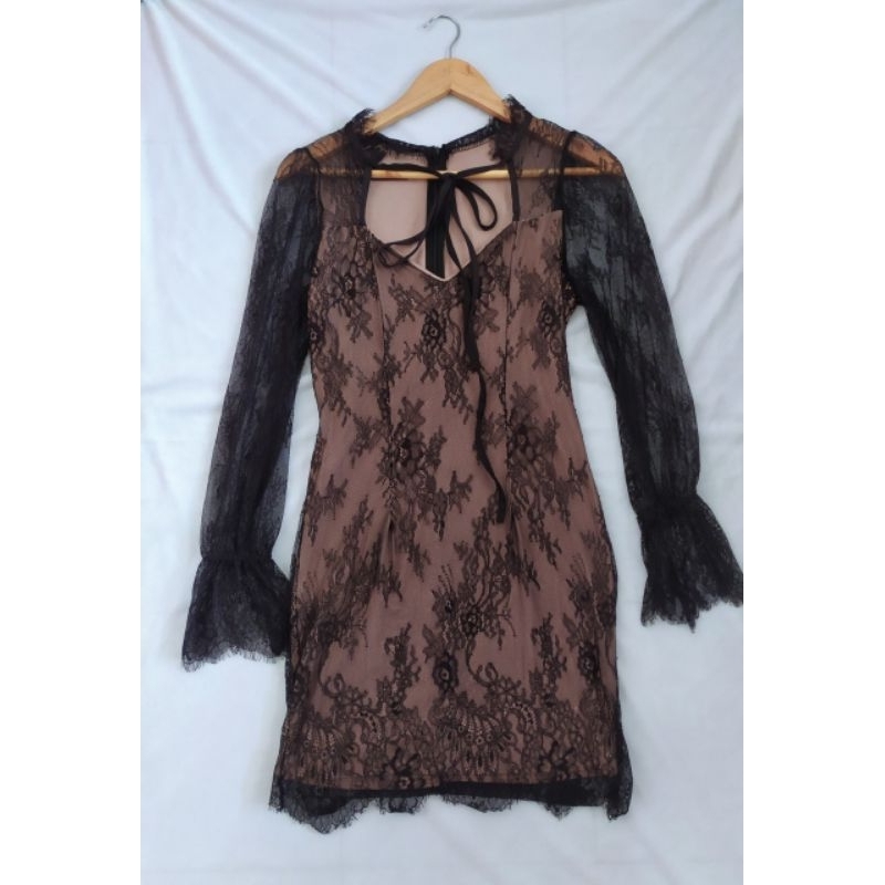 เดรสลูกไม้ดำรัดรูป ติดไซต์ L ป้าย YN BRANDS งานสวย