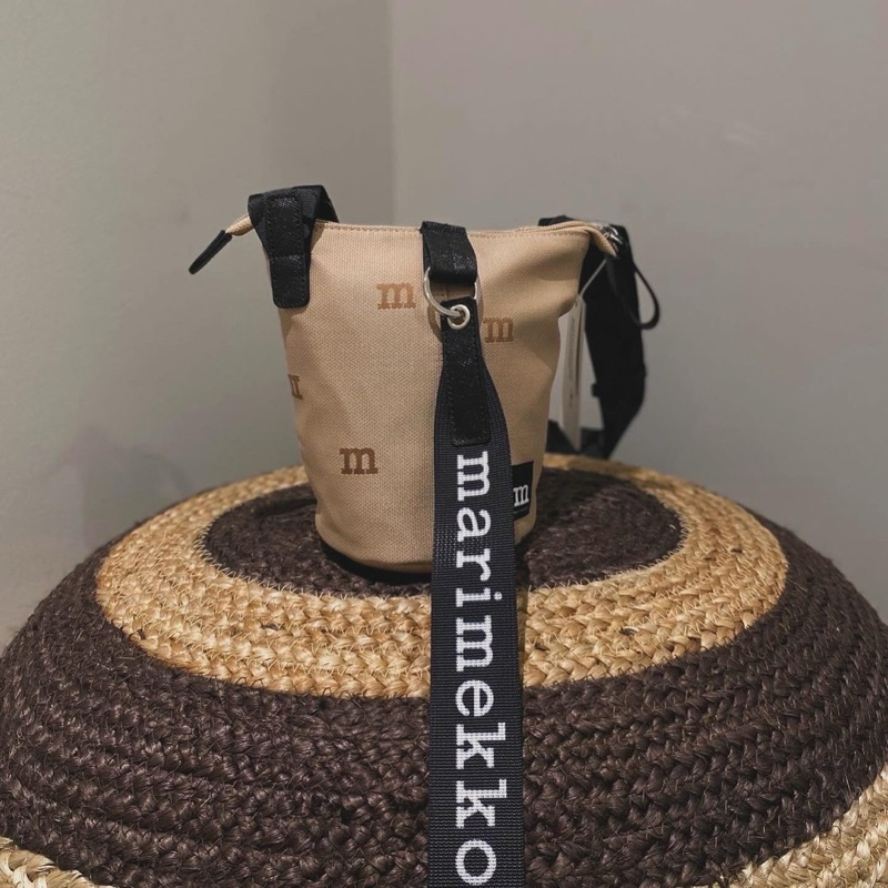 พร้อมส่ง Marimekko essential Bucket M-Logo bag ของแท้100% กระเป๋าสะพายข้าง ราคาพิเศษ