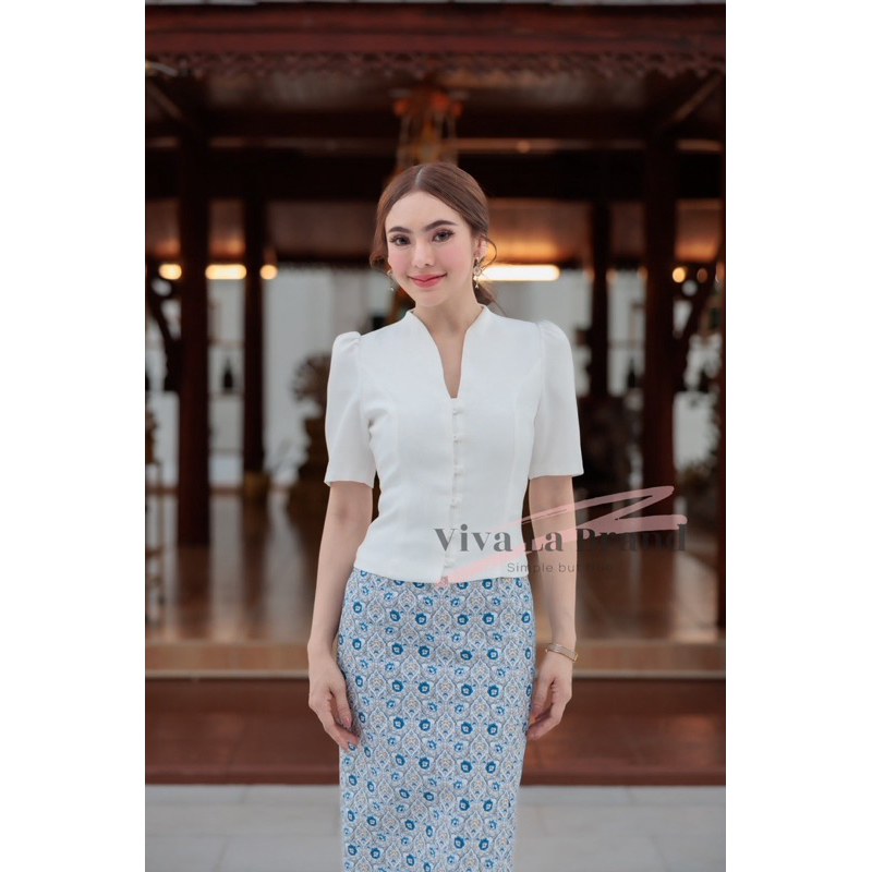 V321 เสื้อผ้าไหมญี่ปุ่น สีขาว คอปีน แขนกระบอก กระดุมหน้าถอดใช้งานได้จริง งานอัดกาวซับในสูท