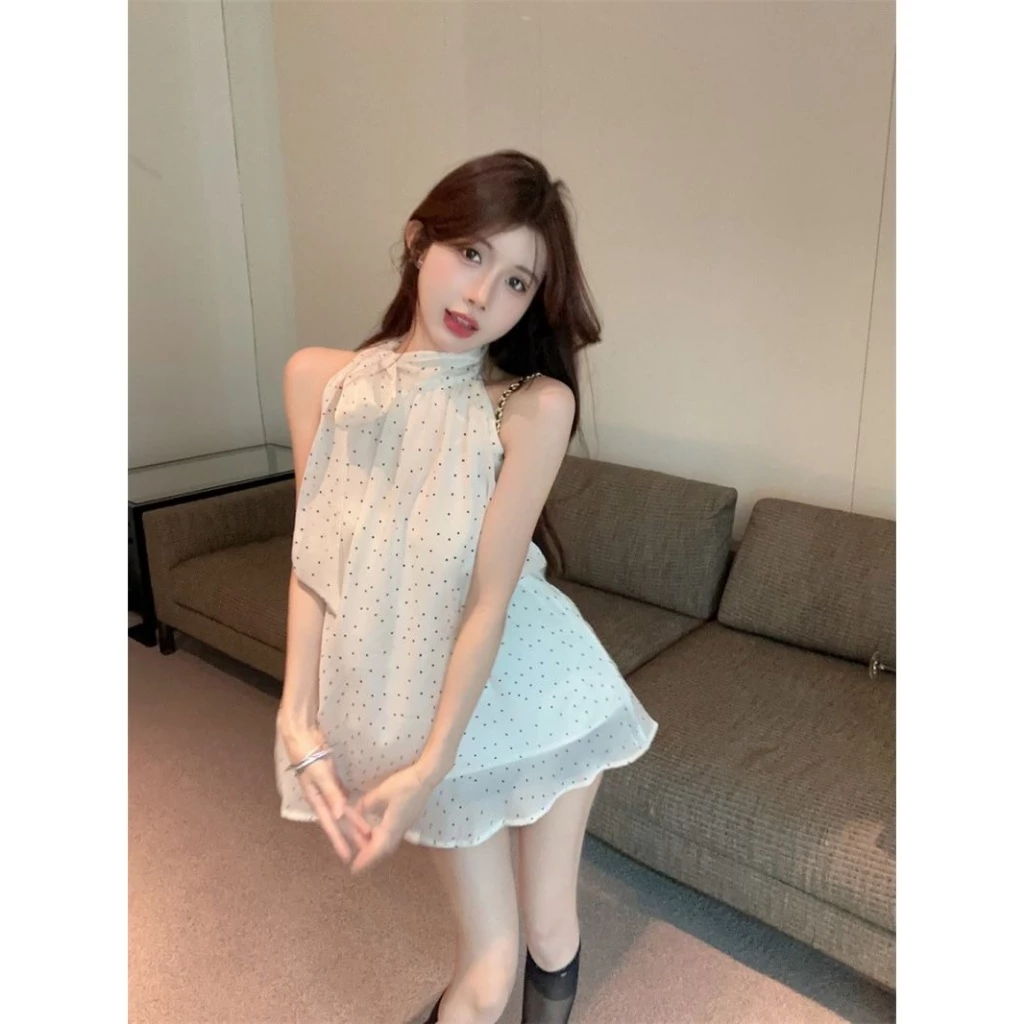[Sheing office]🌟พร้อมส่ง🌟เสื้อชีฟองคอฮอลเตอร์สำหรับผู้หญิง ฤดูร้อน แขนกุด หลวม ลายจุด เปิดไหล่ เสื้อสาวฮอต