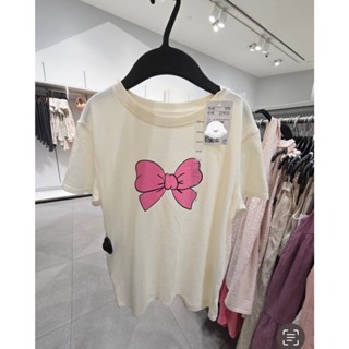 H&M เสื้อยืดผ้าคอตตอนพิมพ์ลาย สีครีม รูปโบ สีชมพู มีกริตเตอร…