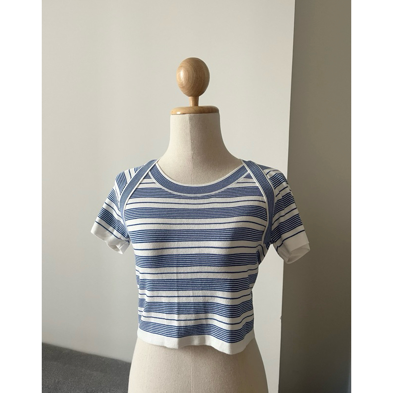 ส่งต่อ เสื้อไหมพรมคอกลม Pradap ประดับ (สีขาวลายน้ำเงิน)🤍💙