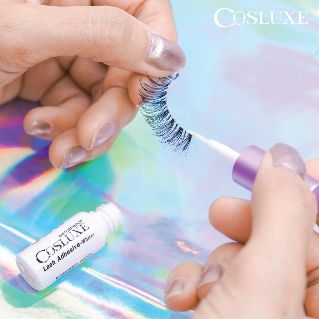 COSLUXE กาวติดขนตาปลอม ( 1 มล. ) ดูเป็นธรรมชาติ กาวต่อขนตา ( Lash Adhesive White 1 ML. )