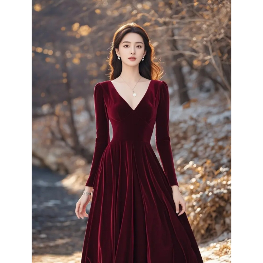 เดรสกำมะหยี่แดง คอวีแขนยาว เย็บจับจีบช่วงเอวกระโปรงทรงเอ พริ้วสวย Dress ออกงาน ชุดใส่งานปีใหม่ #9203 ราคา ถูกที่สุด ดีลบีเคเค แกลเลอรีภาพที่ 4