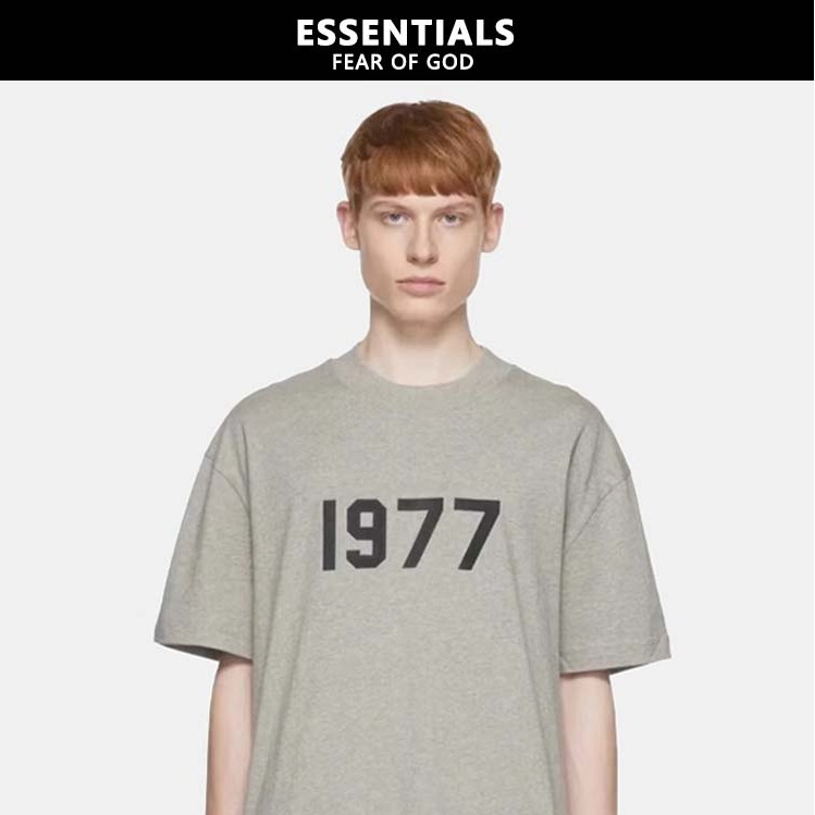『ESSENTIALS』เสื้อ Fear of God Essentials SS22 TEE Iron 1977 Tee  เสื้อยืดแขนสั้นพิมพ์ลายกำมะหยี่