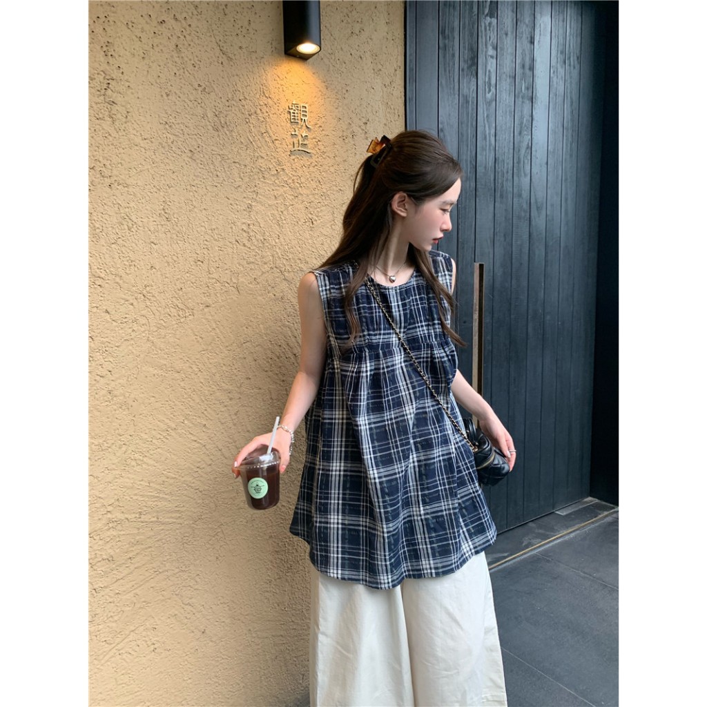 เสื้อแขนกุดสีกรมคอกลมลายสก็อต ติดกระดุมด้านหลังคอ กลางลำตัวจับจีบระบายชาย พรางหุ่น เสื้อเบลาส์ #6613 - รูปที่ 4