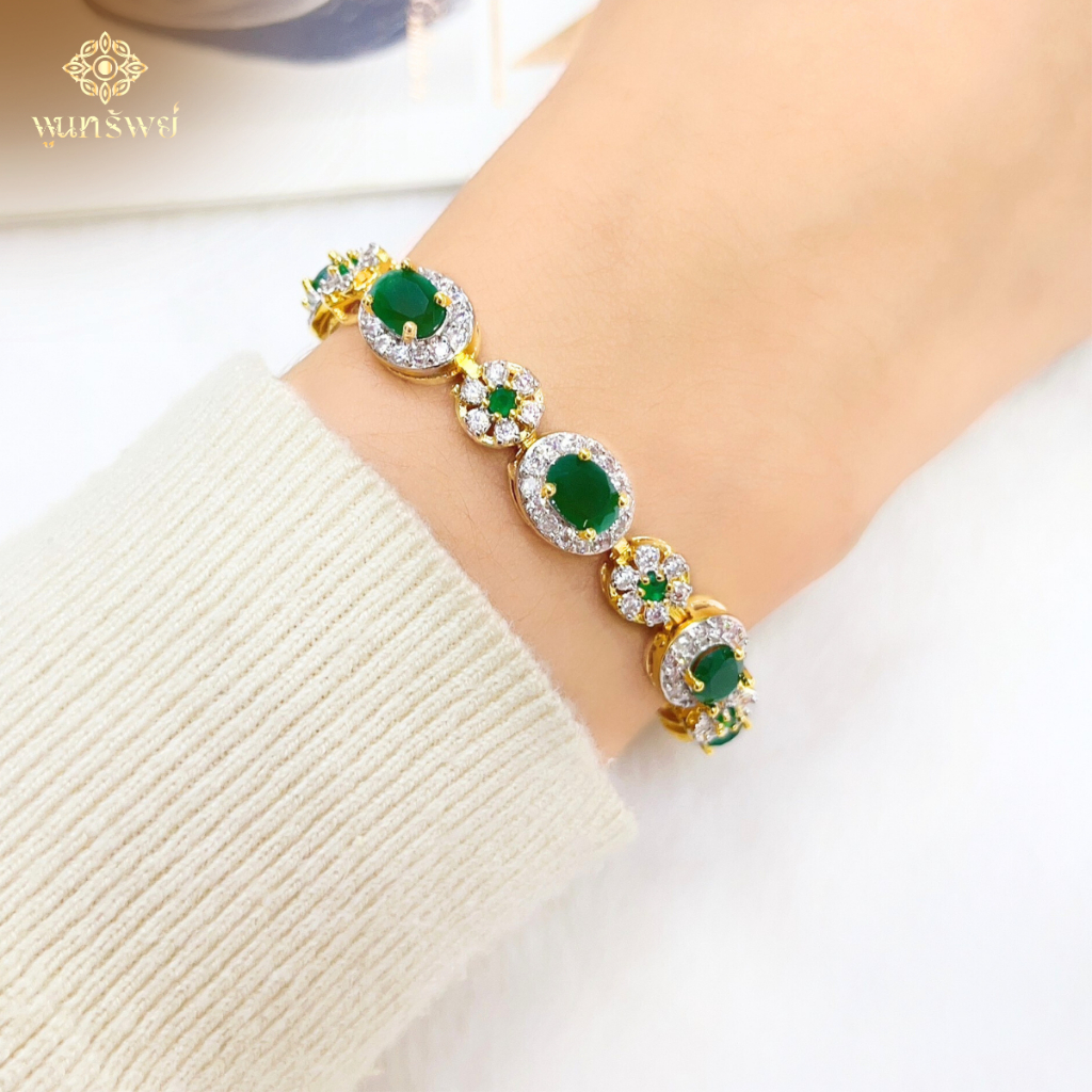 สร้อยข้อมือมรกตล้อมเพชรคั่นดอกไม้ เครื่องประดับไทย พูนทรัพย์ มีใบรับประกัน เสริมดวง ออกงาน HD137H200